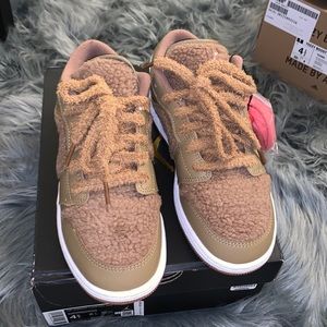 Size 4.5 girls. Jordan 1s never worn I can’t fit and they do not do return.